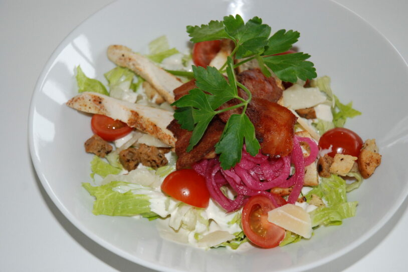 Caesarsallad med kyckling och bacon